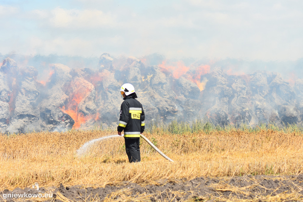 Pożar stogu w Bąkowie 31.07.2020