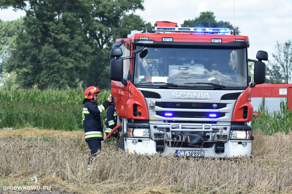Pożar stogu w Bąkowie 31.07.2020