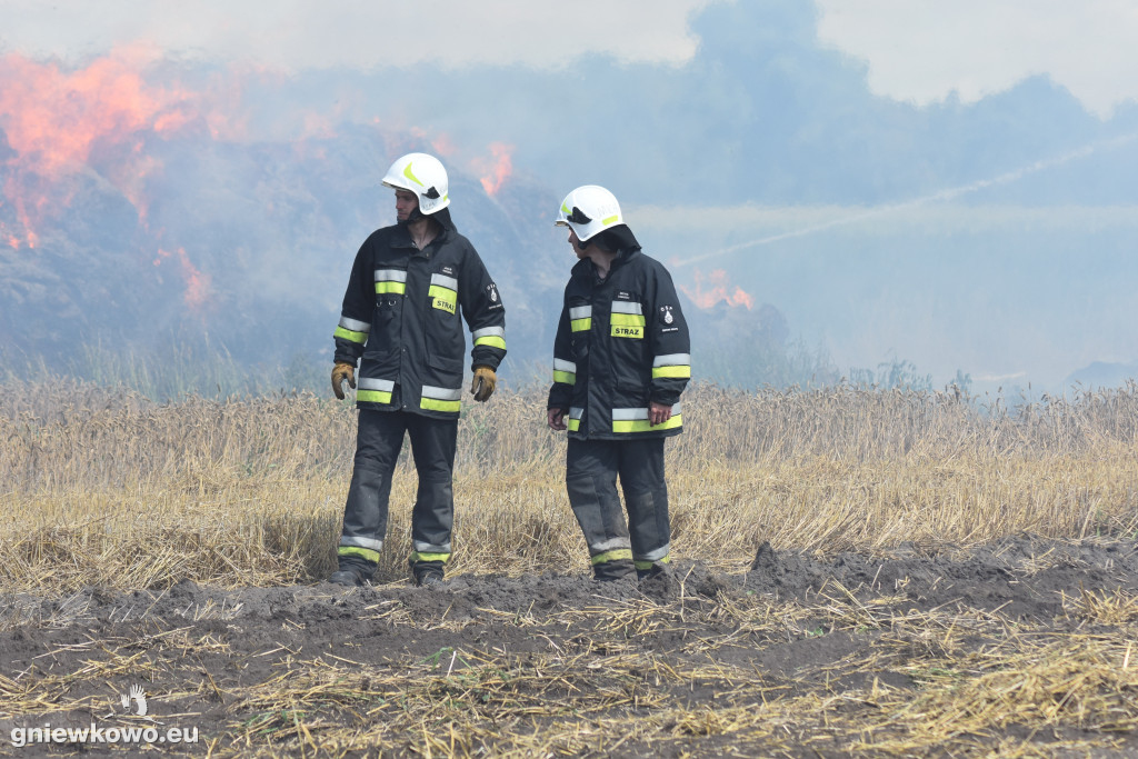 Pożar stogu w Bąkowie 31.07.2020