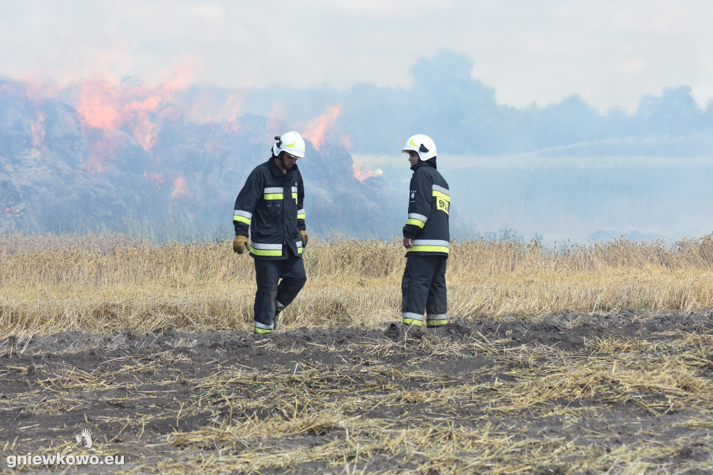 Pożar stogu w Bąkowie 31.07.2020