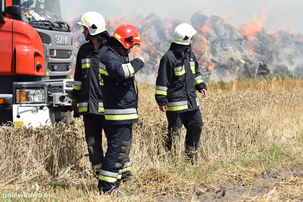 Pożar stogu w Bąkowie 31.07.2020