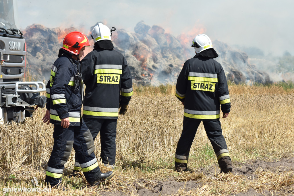 Pożar stogu w Bąkowie 31.07.2020