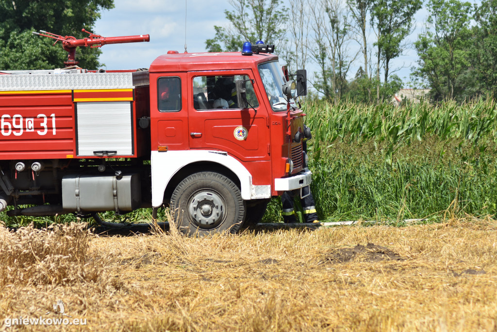 Pożar stogu w Bąkowie 31.07.2020