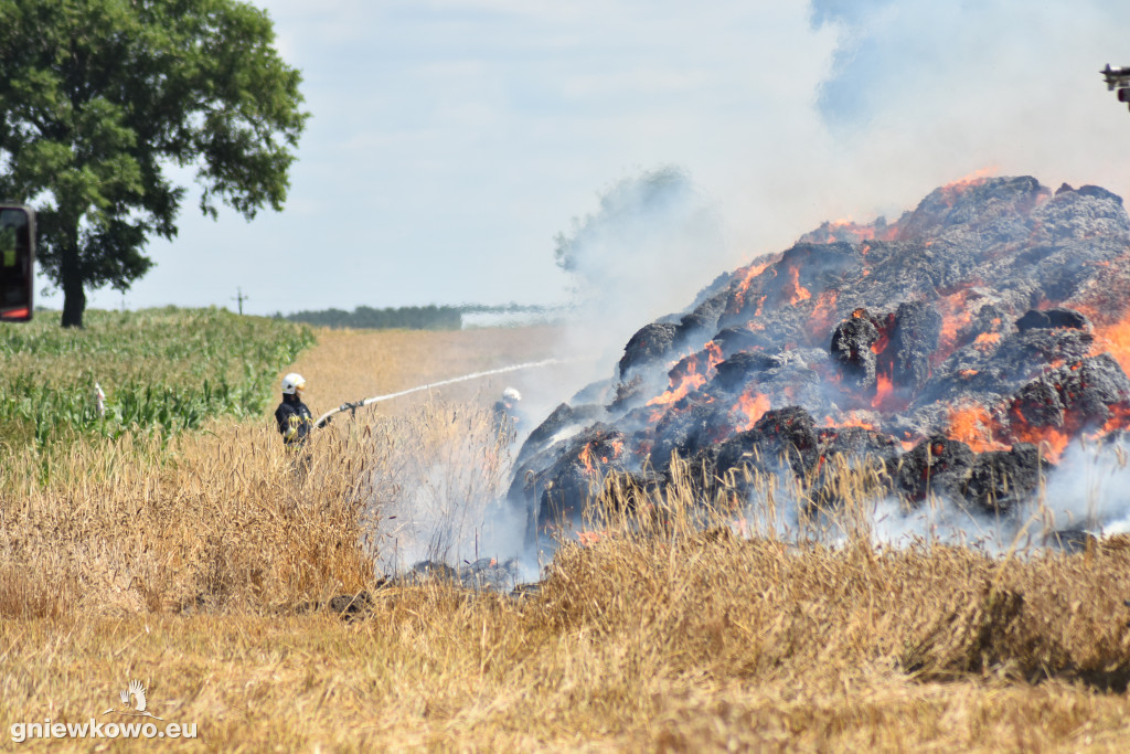 Pożar stogu w Bąkowie 31.07.2020