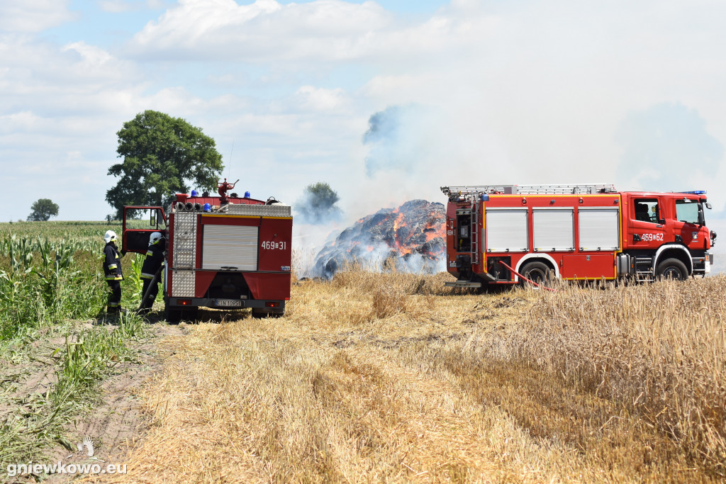 Pożar stogu w Bąkowie 31.07.2020
