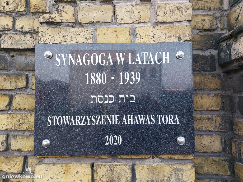 Odsłonięcie tablicy na dawnej synagodze