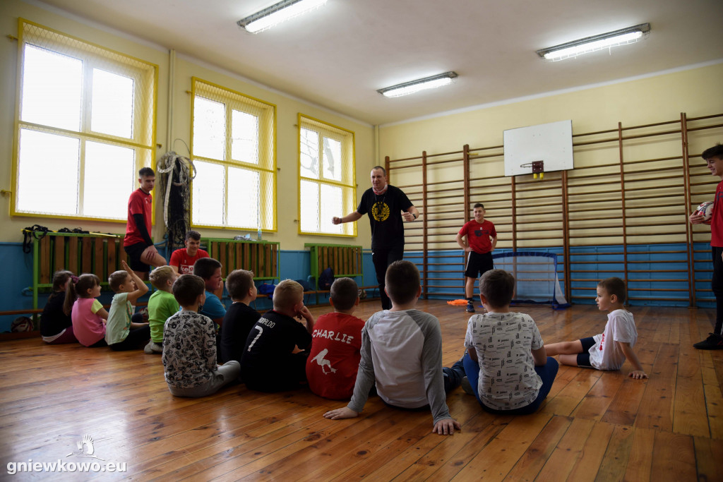 Piłkarze Unii z wizytą w szkole w Gąskach