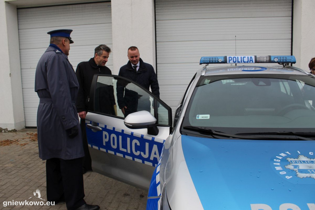 Nowy radiowóz gniewkowskich policjantów