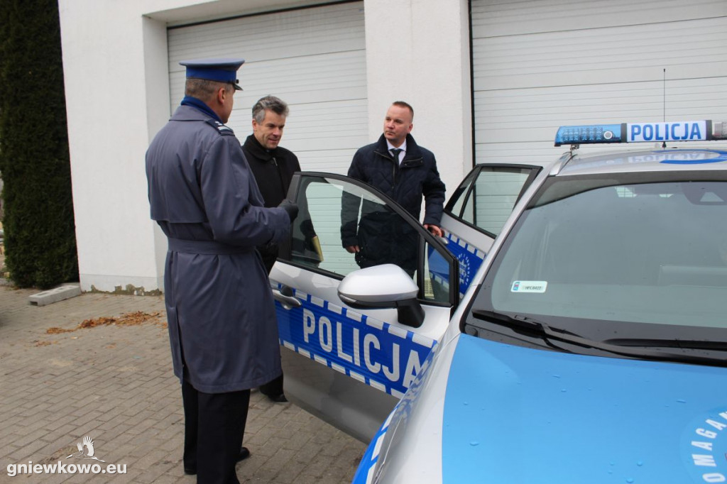 Nowy radiowóz gniewkowskich policjantów