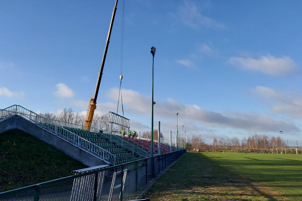 Montaż zadaszenia trybun na Stadionie Miejskim