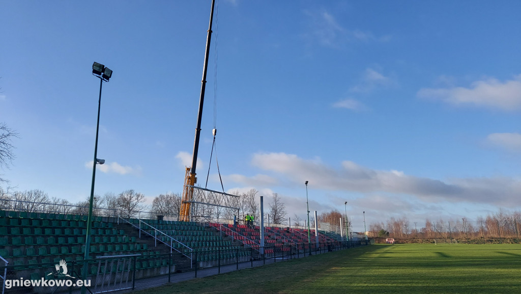 Montaż zadaszenia trybun na Stadionie Miejskim