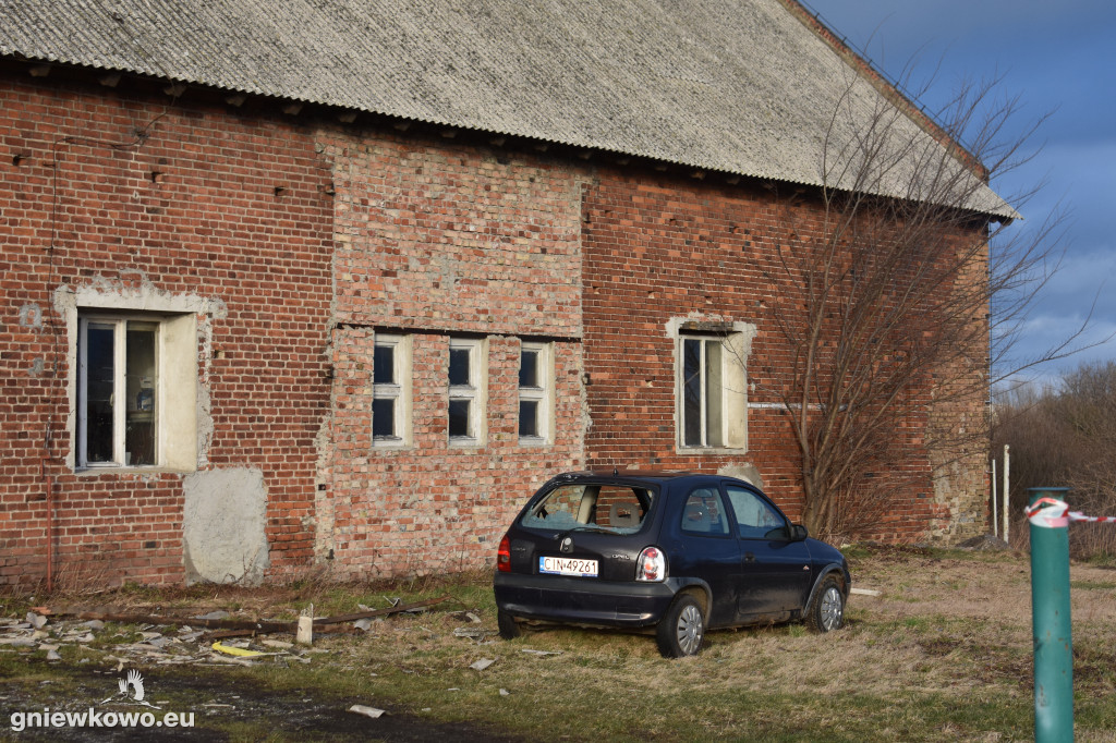 Zniszczony przez wichurę budynek w Walcerzewicach