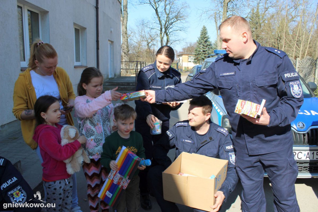 Policjanci przekazali prezenty dzieciom z Ukrainy