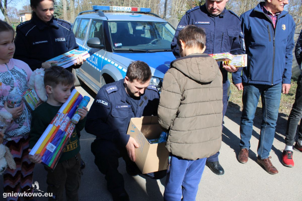 Policjanci przekazali prezenty dzieciom z Ukrainy