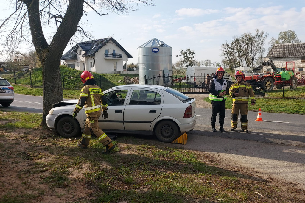 Auto na drzewie w Murzynnie