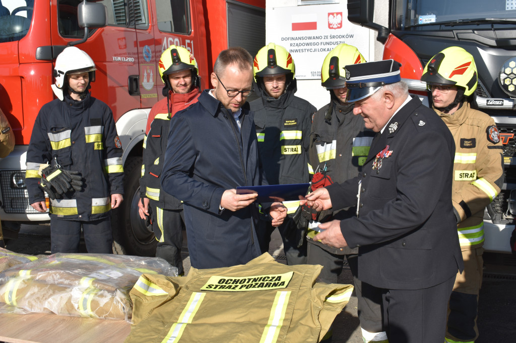 Przekazanie ubrań specjalnych dla OSP Gniewkowo