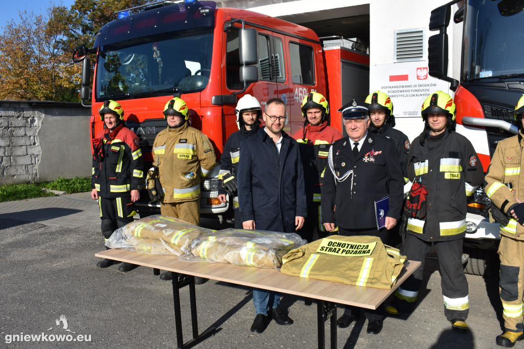 Przekazanie ubrań specjalnych dla OSP Gniewkowo