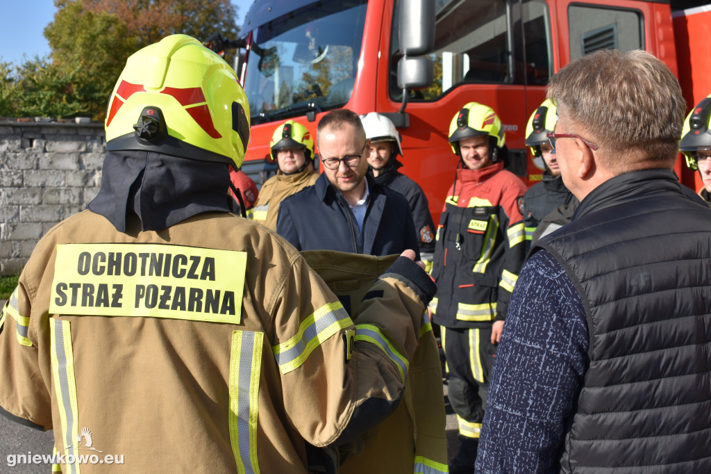Przekazanie ubrań specjalnych dla OSP Gniewkowo