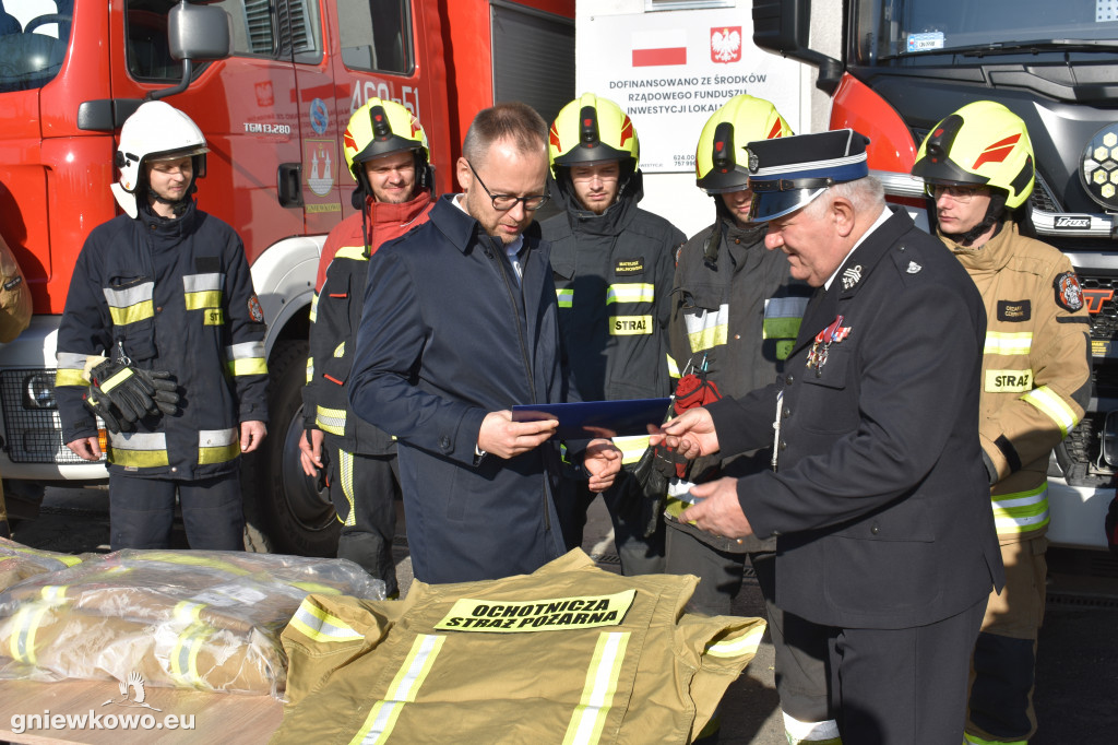 Przekazanie ubrań specjalnych dla OSP Gniewkowo