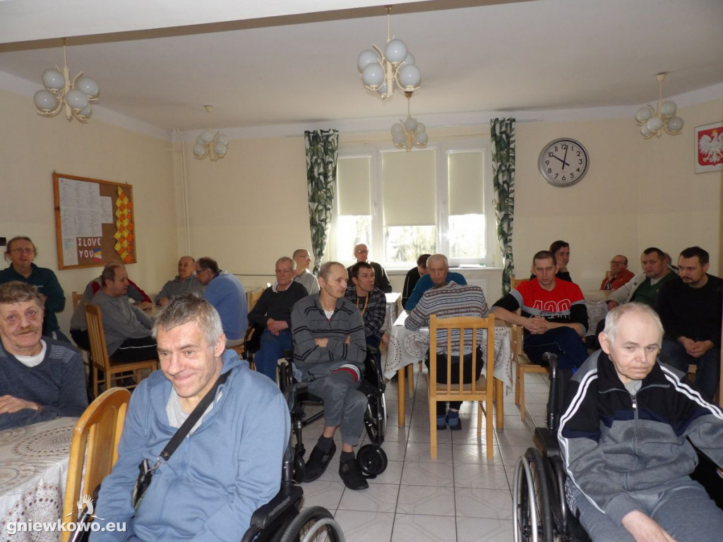 Policjanci odwiedzili mieszkańców DPS w Warzynie