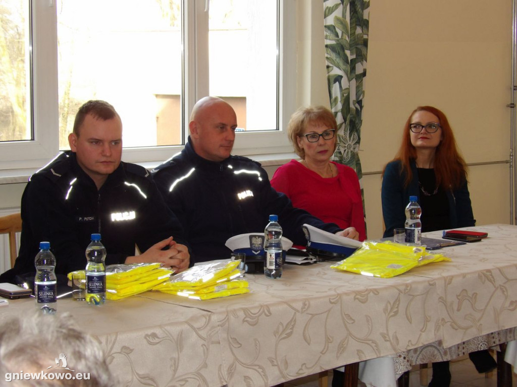 Policjanci odwiedzili mieszkańców DPS w Warzynie