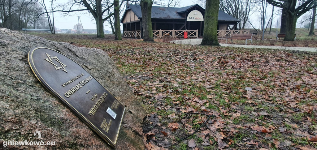 Cmentarz żydowski w Parku Wolności z tablicą