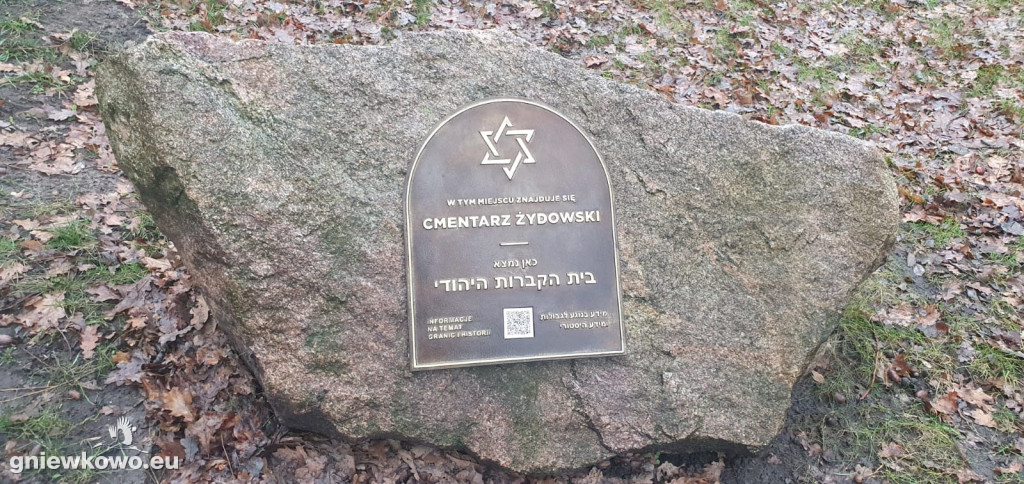 Cmentarz żydowski w Parku Wolności z tablicą