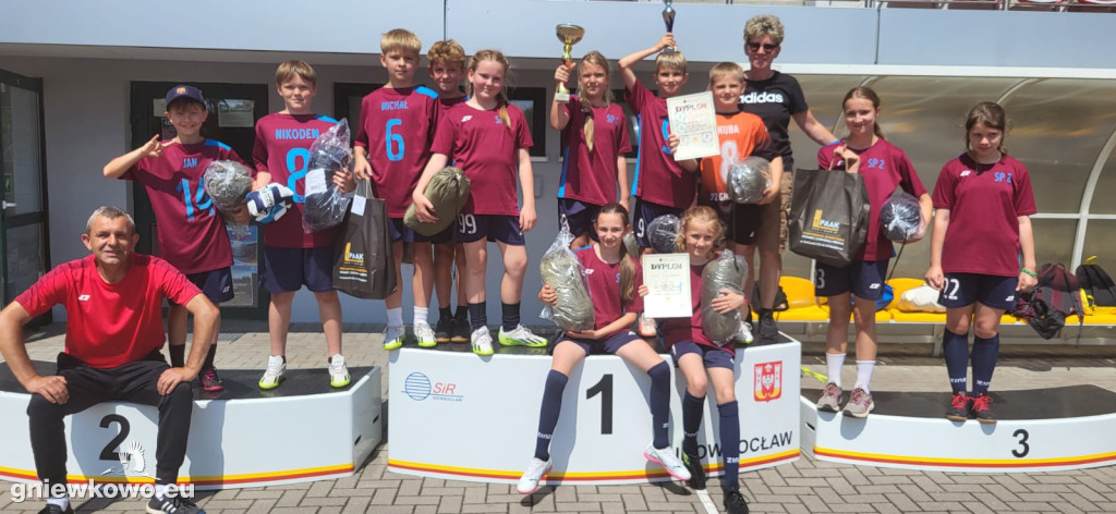 Uczniowie SP 2 mistrzami powiatu w trójboju LA