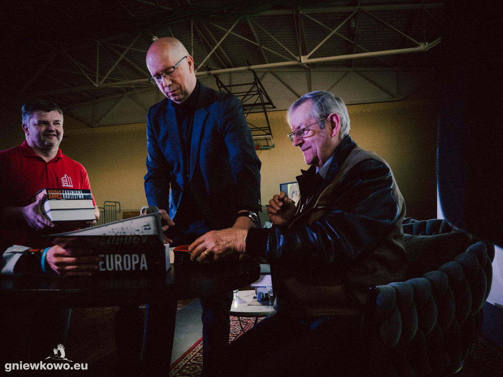 Profesor Norman Davies w Gniewkowie