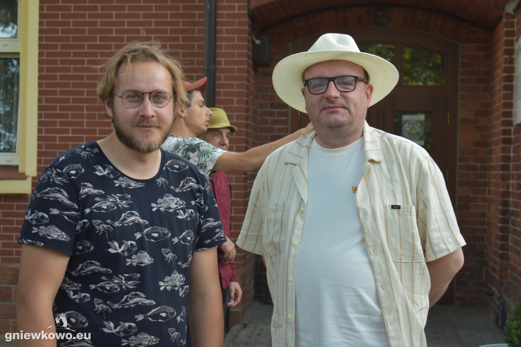 Ziemia jest płaska, Dzbanie–Teatr 3.5  w Murzynnie