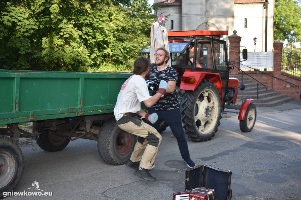 Ziemia jest płaska, Dzbanie–Teatr 3.5  w Murzynnie