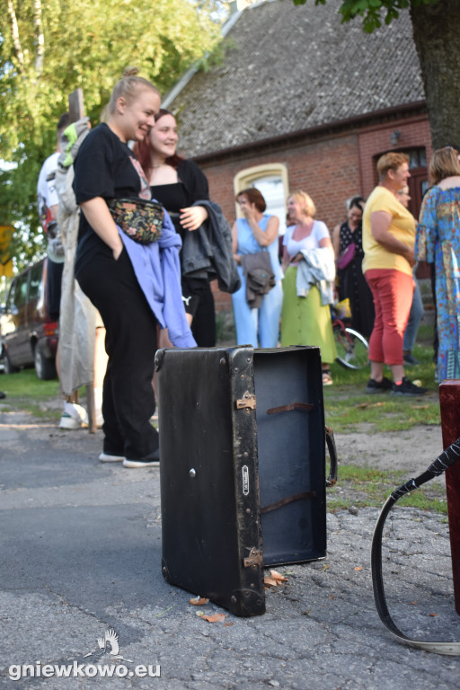 Ziemia jest płaska, Dzbanie–Teatr 3.5  w Murzynnie