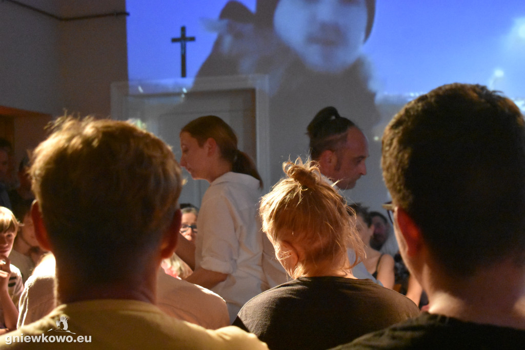 Ziemia jest płaska, Dzbanie–Teatr 3.5  w Murzynnie