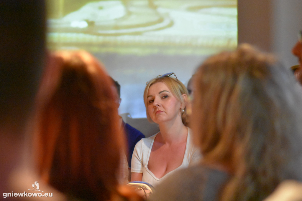 Ziemia jest płaska, Dzbanie–Teatr 3.5  w Murzynnie