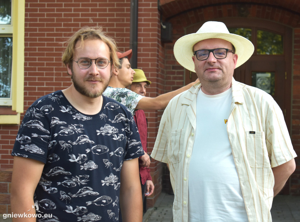 Ziemia jest płaska, Dzbanie–Teatr 3.5  w Murzynnie