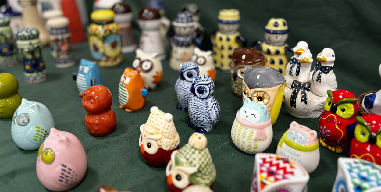 Wystawa solniczek i pieprzniczek Włodzimierza Nadolnego