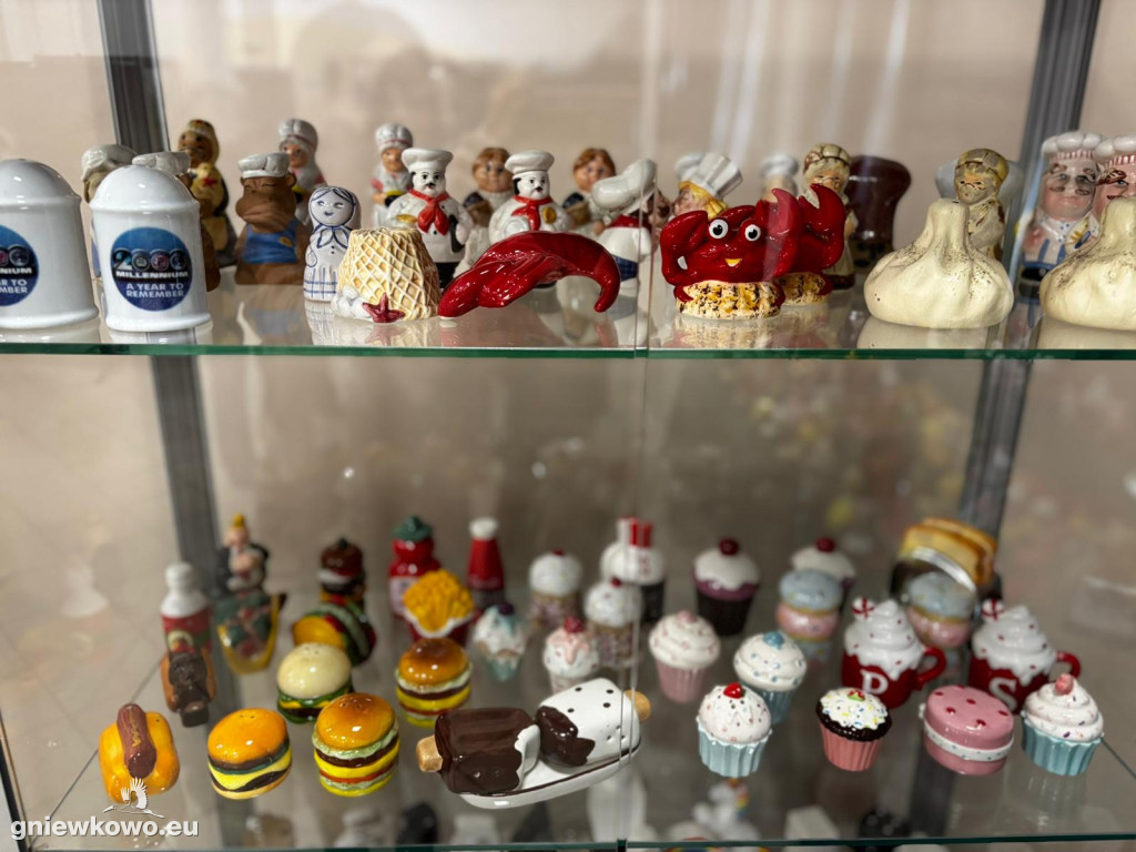 Wystawa solniczek i pieprzniczek Włodzimierza Nadolnego