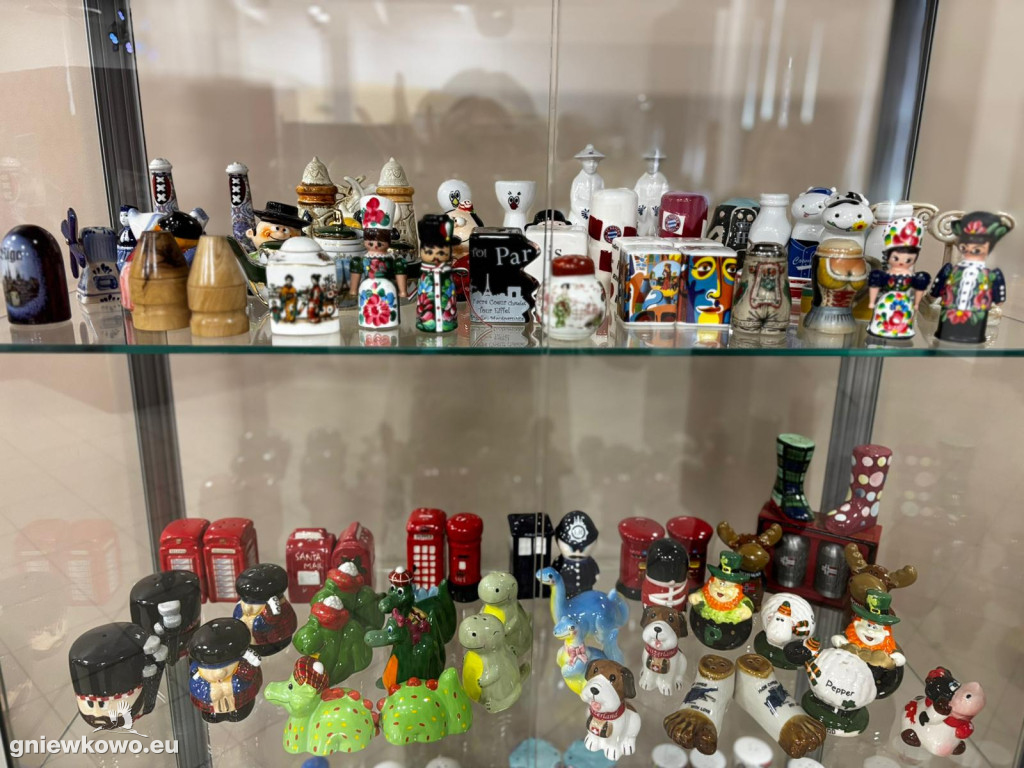 Wystawa solniczek i pieprzniczek Włodzimierza Nadolnego