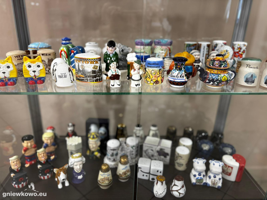 Wystawa solniczek i pieprzniczek Włodzimierza Nadolnego