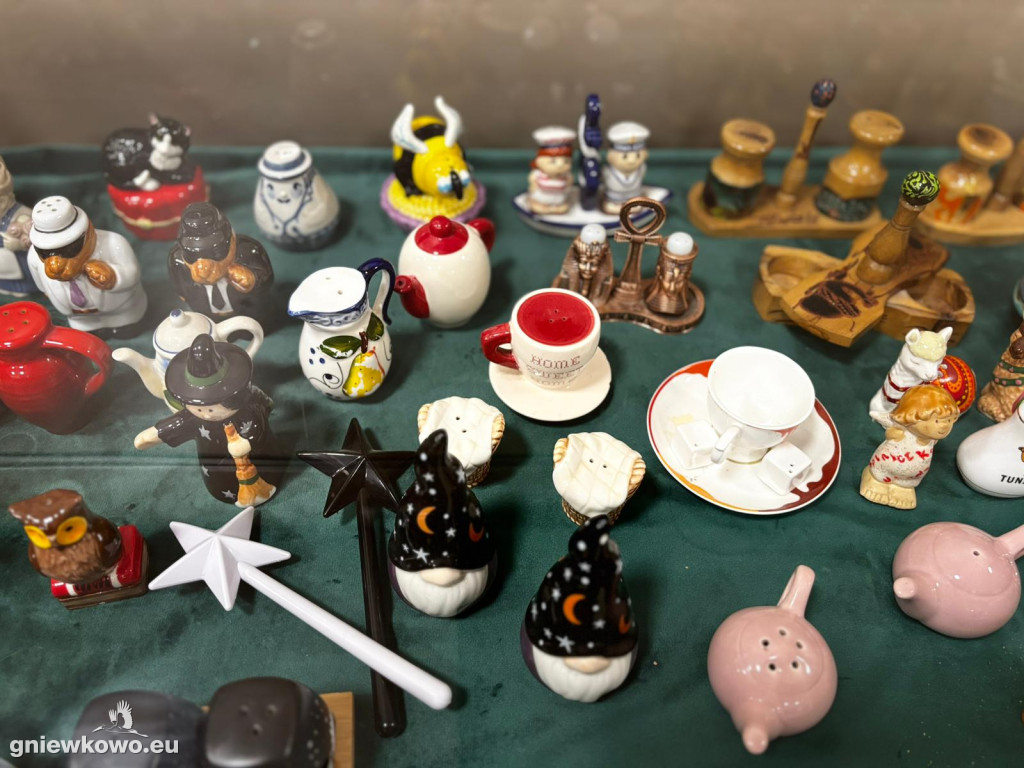 Wystawa solniczek i pieprzniczek Włodzimierza Nadolnego