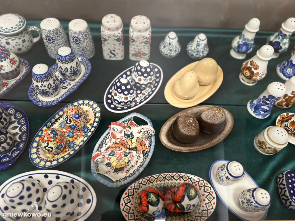 Wystawa solniczek i pieprzniczek Włodzimierza Nadolnego