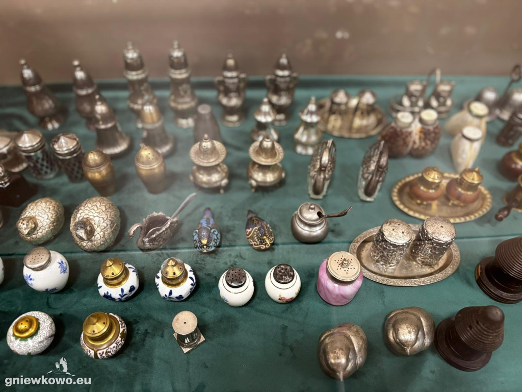 Wystawa solniczek i pieprzniczek Włodzimierza Nadolnego