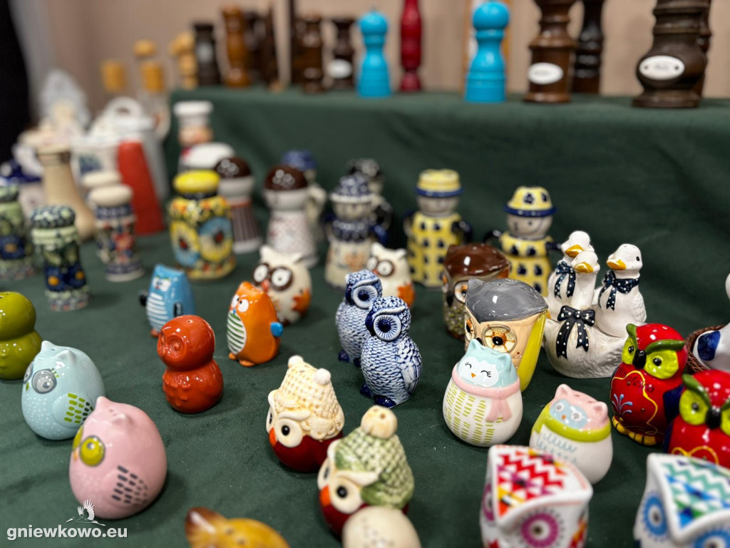 Wystawa solniczek i pieprzniczek Włodzimierza Nadolnego