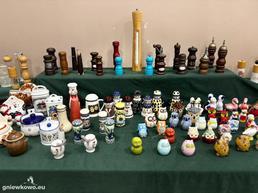 Wystawa solniczek i pieprzniczek Włodzimierza Nadolnego