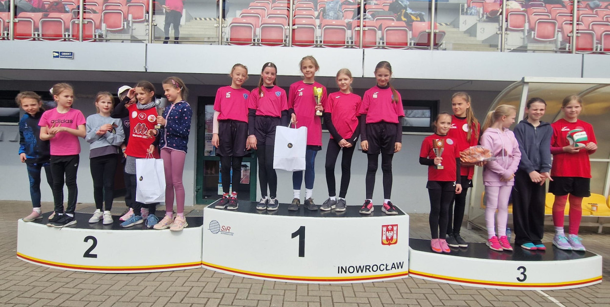 Medalowe przełajowe biegi uczniów gniewkowskiej 