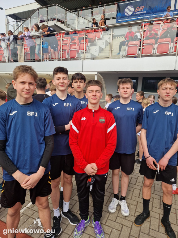 Medalowe przełajowe biegi uczniów gniewkowskiej 