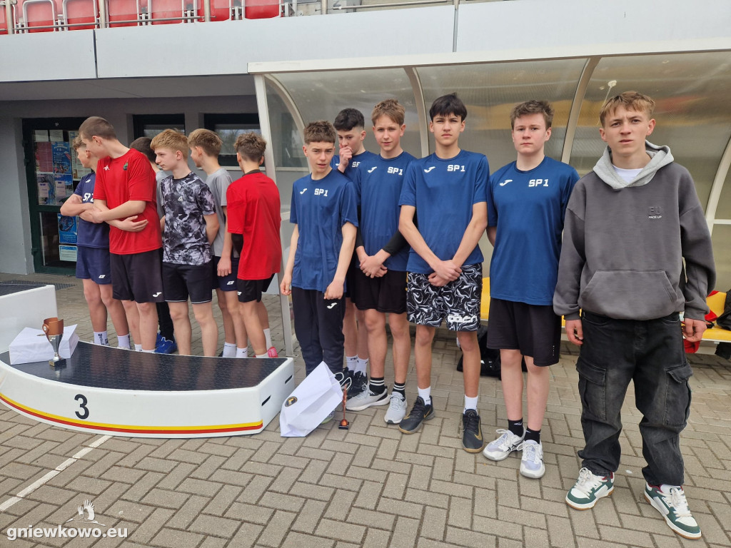 Medalowe przełajowe biegi uczniów gniewkowskiej 