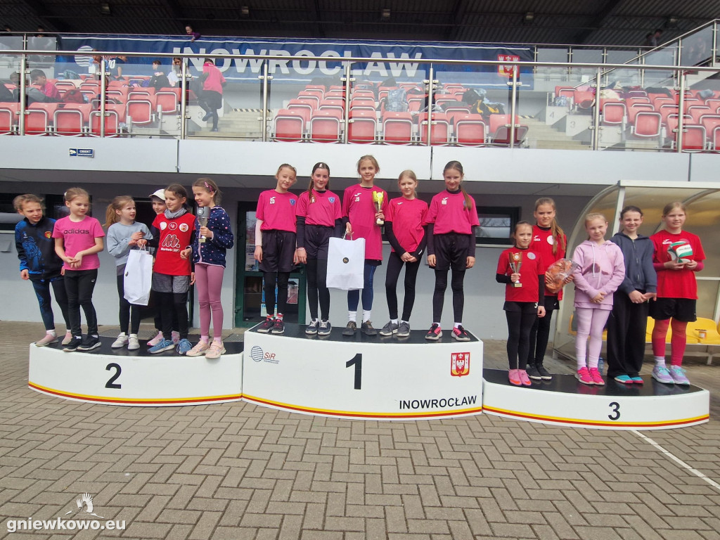 Medalowe przełajowe biegi uczniów gniewkowskiej 