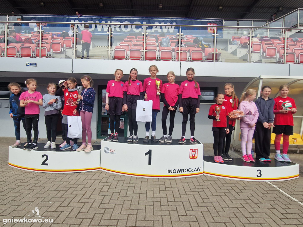 Medalowe przełajowe biegi uczniów gniewkowskiej 