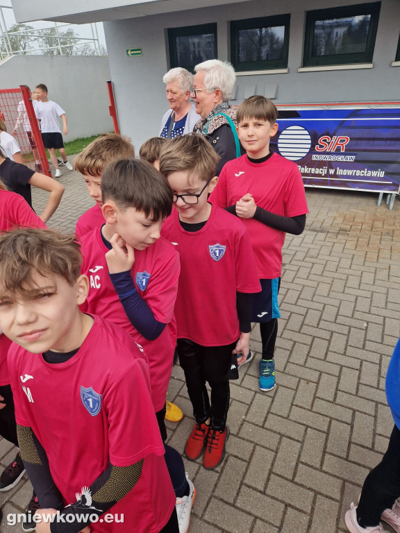 Medalowe przełajowe biegi uczniów gniewkowskiej 